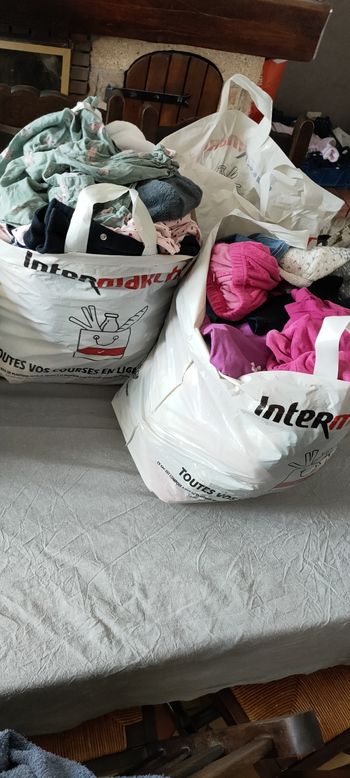 Lot vêtements de 6 à 12 mois prix négociable