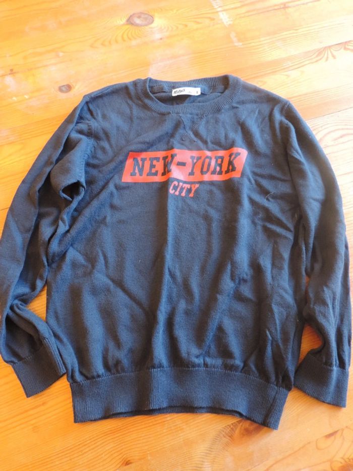 Pull fin bleu marine taille 8ans