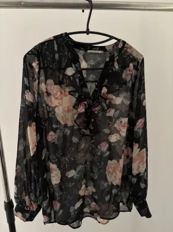 Blouse noire à fleurs