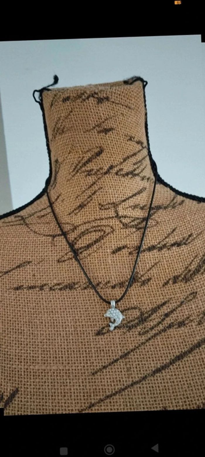 Collier pendentif dauphin