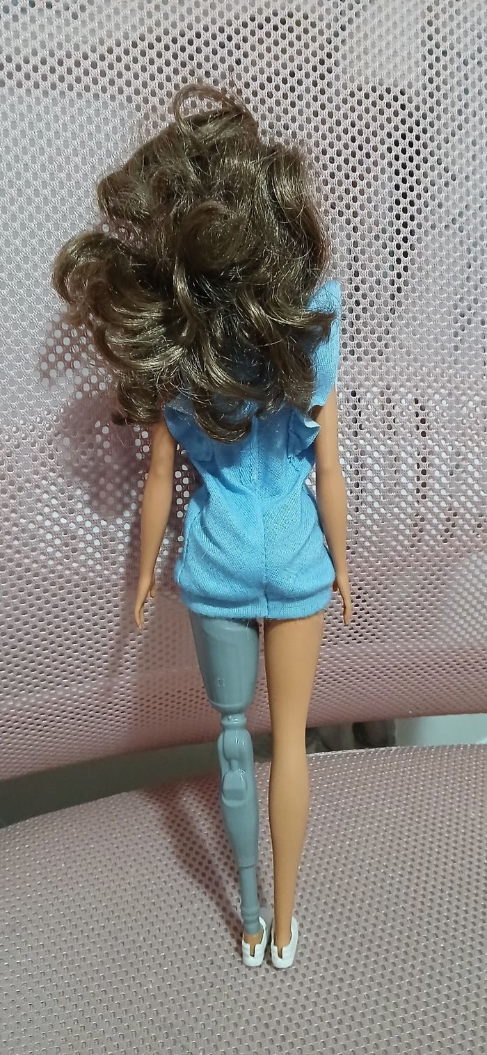 Barbie prothèse de jambe - photo numéro 4
