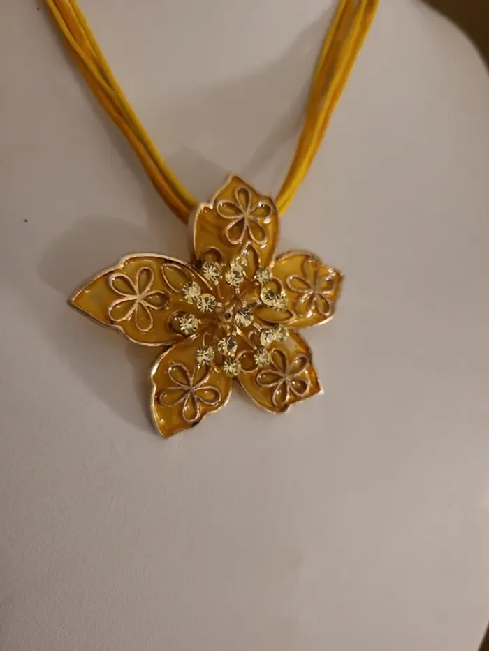 Collier fleur jaune - photo numéro 5