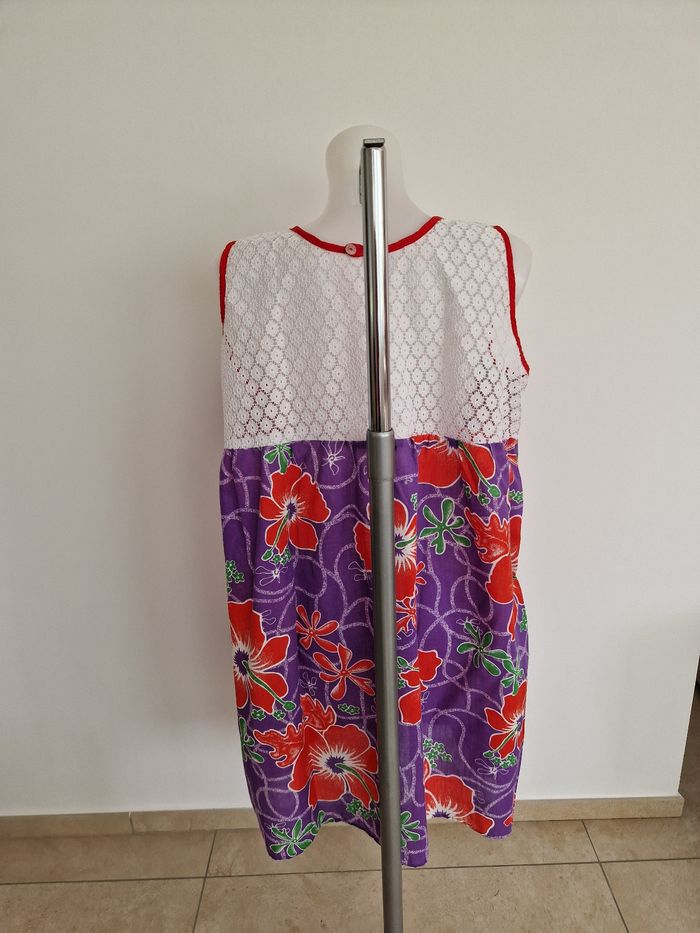 Robe polynésienne violette à fleurs rouge avec détail dentelle - photo numéro 4