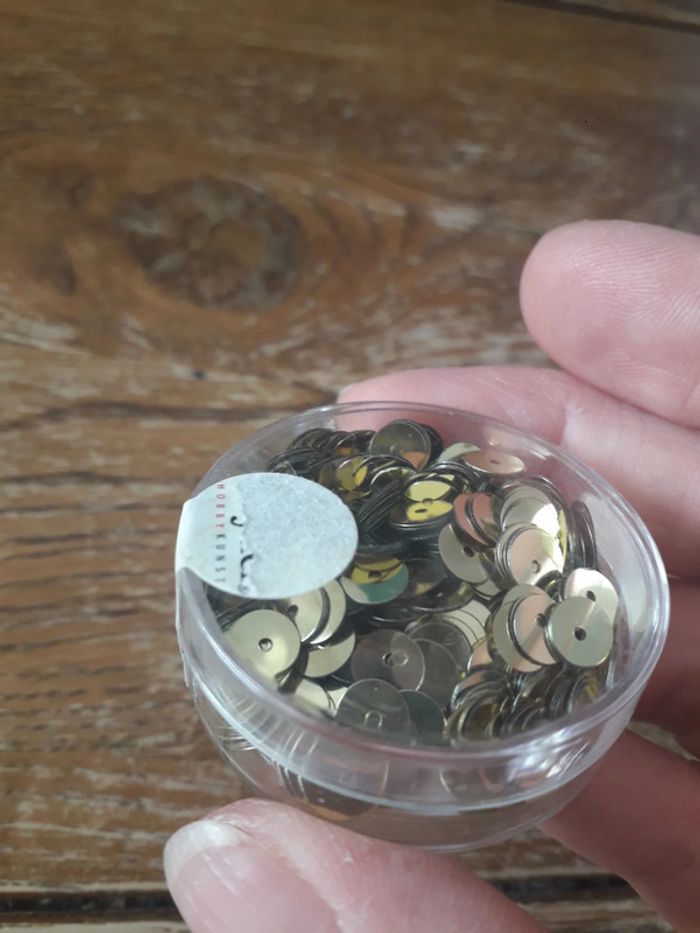 Paillettes dorées à coudre ou autre