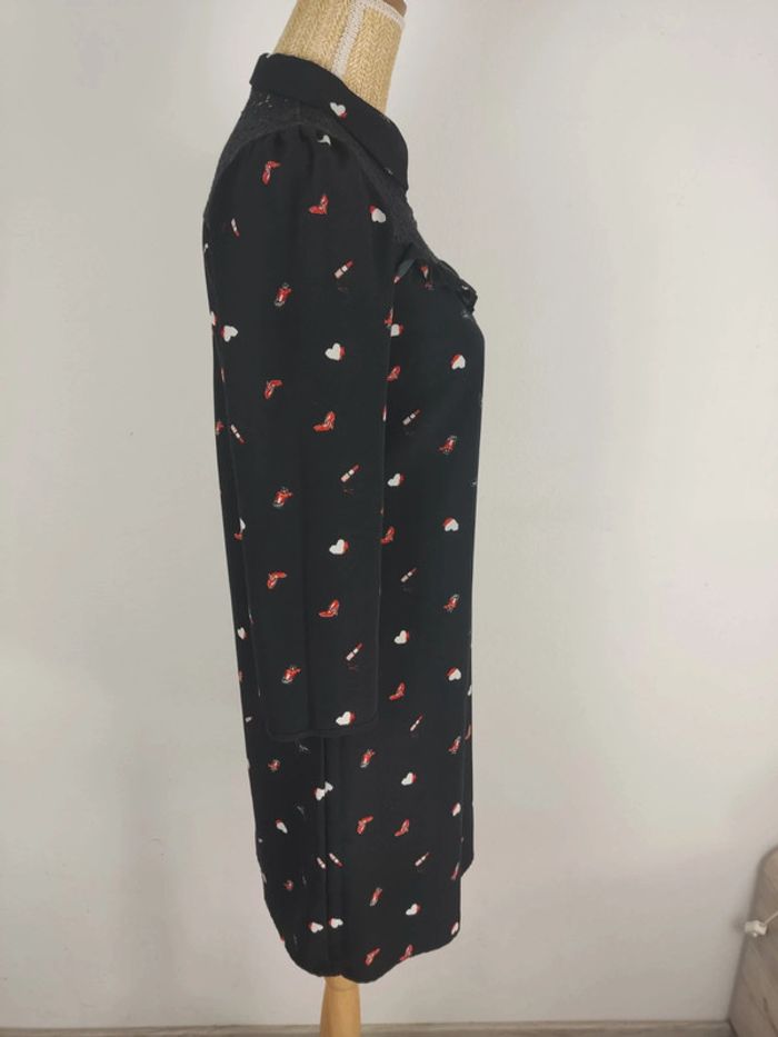 Robe mi-longue manches 3/4 noire et col dentelle motifs rouges et blancs taille 36 Naf Naf - photo numéro 3