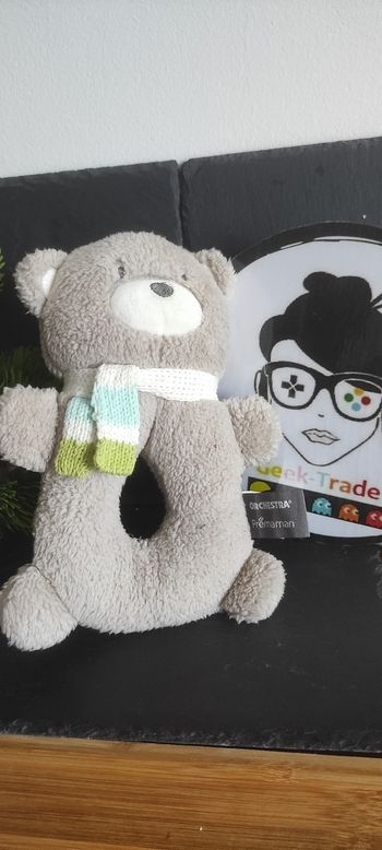 doudou hochet orchestra premaman ours gris beige écharpe blanc laine bleu vert