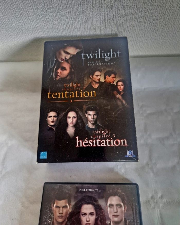 Lot DVD Twilight Saga Chapitres 1 2 3 et 5 Fantastique - photo numéro 4
