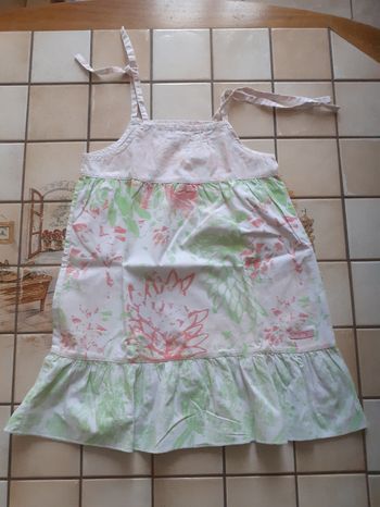 Robe à petites bretelles blanches à motif fleurs roses et vertes