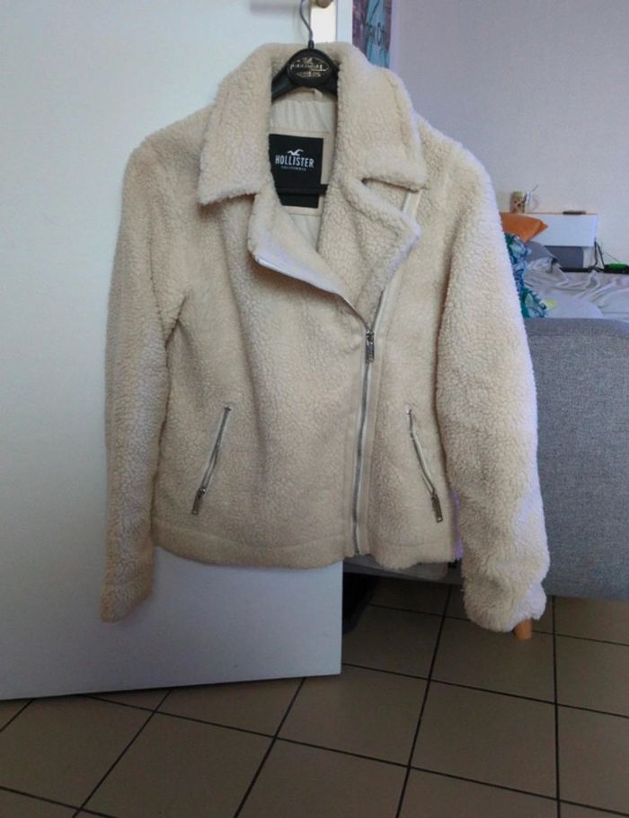 Manteau fausse fourrure bouclette Hollister taille S