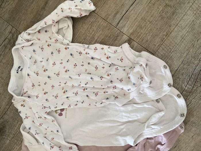 Lot de bodies manches longues filles très bon état - photo numéro 4