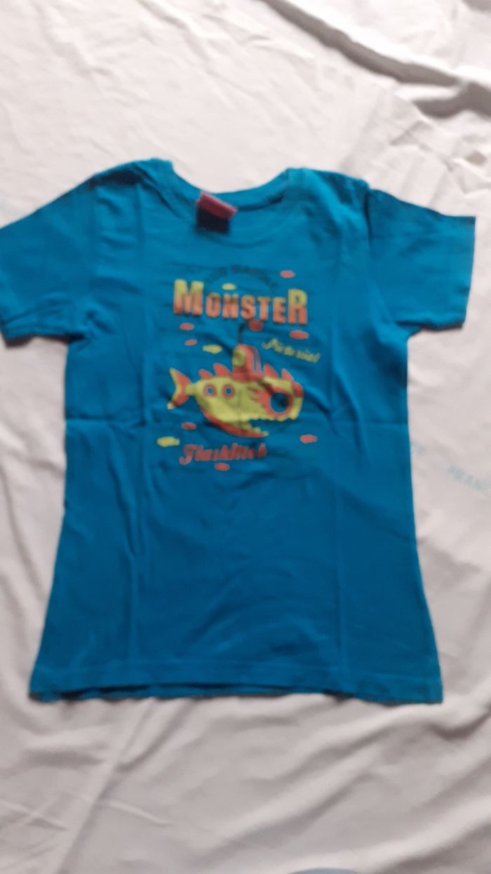 Tee-shirt bleu motif sous marin monstre