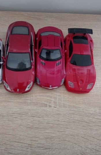 Lot voiture rouge