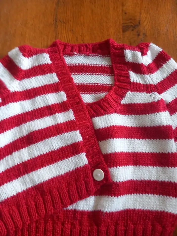 Gilet fille mi saison Fait main 2 ans neuf. - photo numéro 3