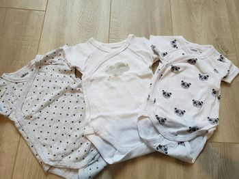 Lot bodies taille 6mois