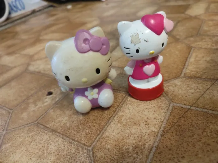 Lot 2 figurines tampon hello Kitty