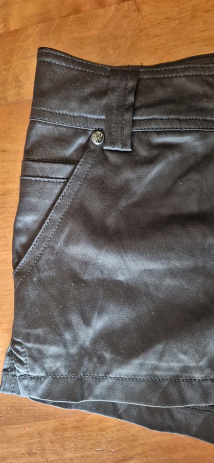 Short noir légèrement brillant  taille36 Jennifer - photo numéro 3