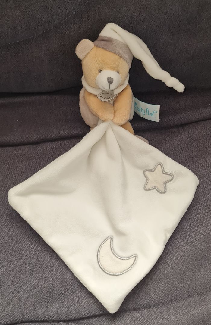 Doudou peluche ours gris et taupe avec mouchoir lune et étoile luminescentes- Baby nat