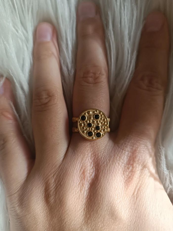 Bague dorée en acier inoxydable ajustable strass noir Bohm Neuf dans son emballage d'origine