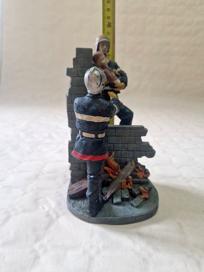 Figurine / statuette , représentant 2 pompier qui sauvent un enfant d'un bâtiment en flamme - photo numéro 5