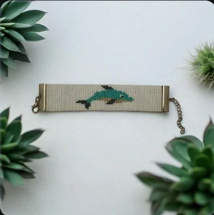 Bracelet dauphin fait avec des petites perles en très bon état