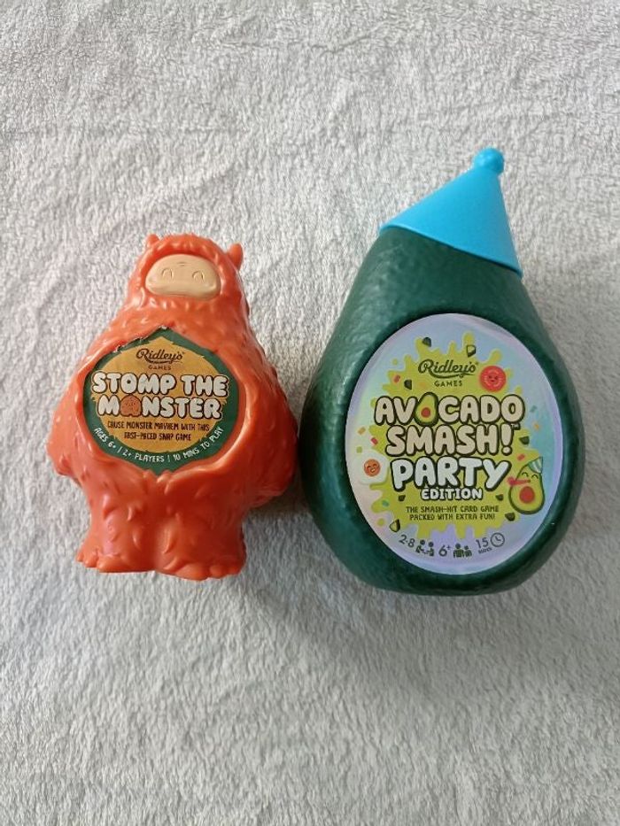 1 jeu de carte avocado et 1 jeu de carte stomp the monster