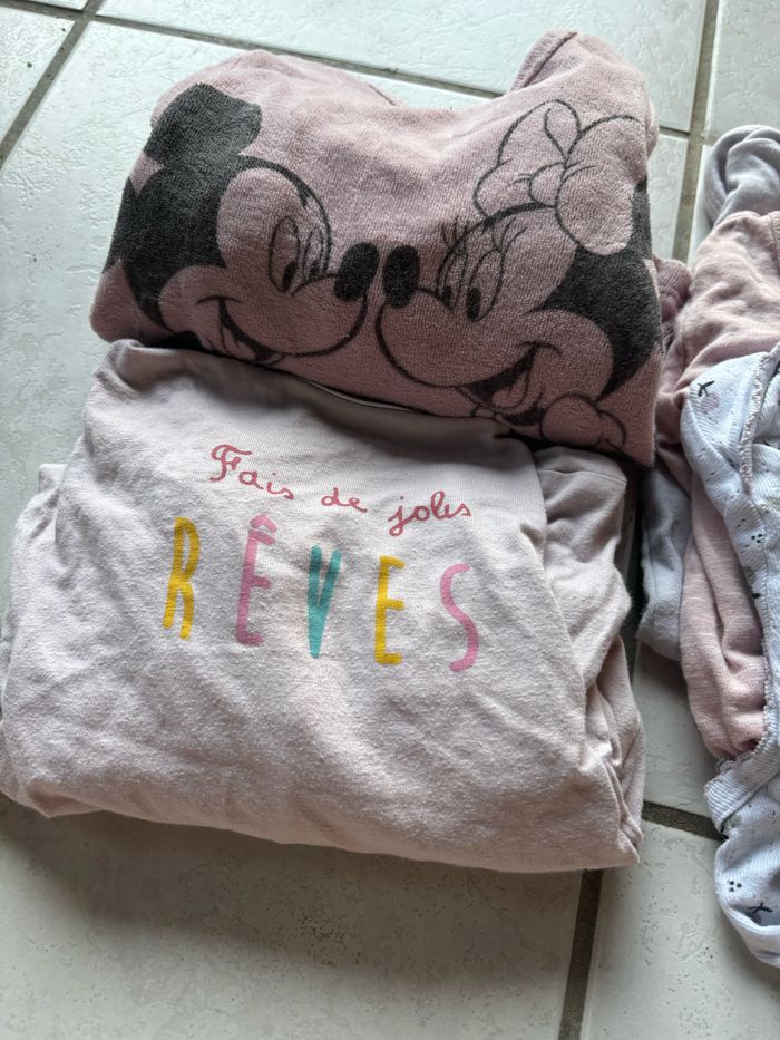 Lot pyjama et bodies - photo numéro 2