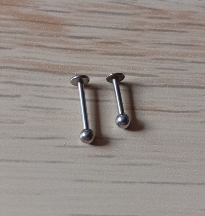 Lot 2 piercings lèvre, oreille