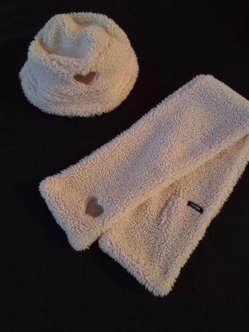 Bonnet +écharpe enfant 6/8 ans écru  excellent état