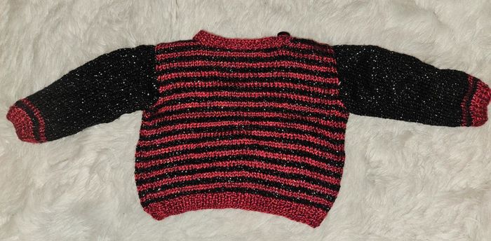 Pull bébé rouge et noir fait main – pièce unique