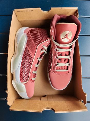 Jordan 28 CNY neuves Taille 44,5 bordeau