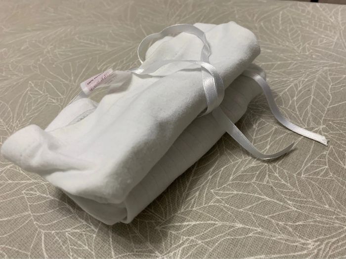 Lot de 2 gilets blanc 1 mois - photo numéro 3