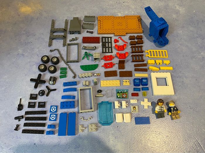 Lego junior city 10751 La course-poursuite à la montagne - photo numéro 12