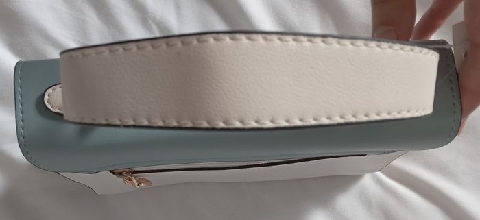Sac à main neuf avec étiquette -  blanc et bleu ciel avec bandoulière – plusieurs compartiments - photo numéro 4