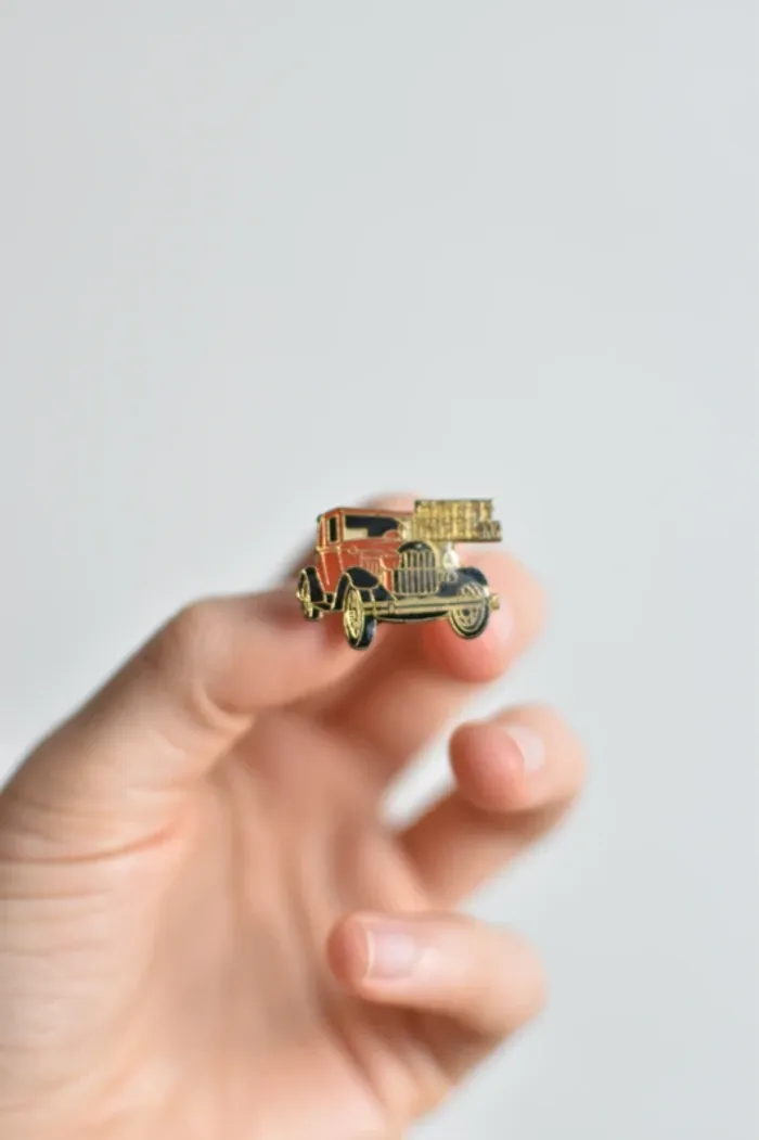 Pin's / Broche voiture