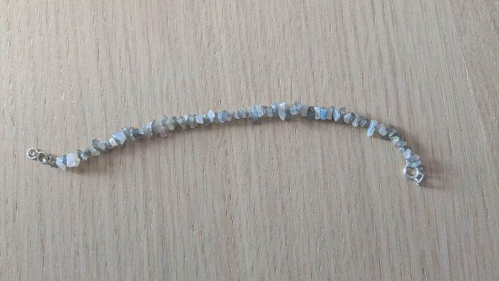 Bracelet gris en petites pierres