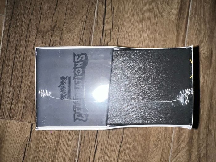 Etb Pokémon célébrations 25 ans avec acrylique - photo numéro 3