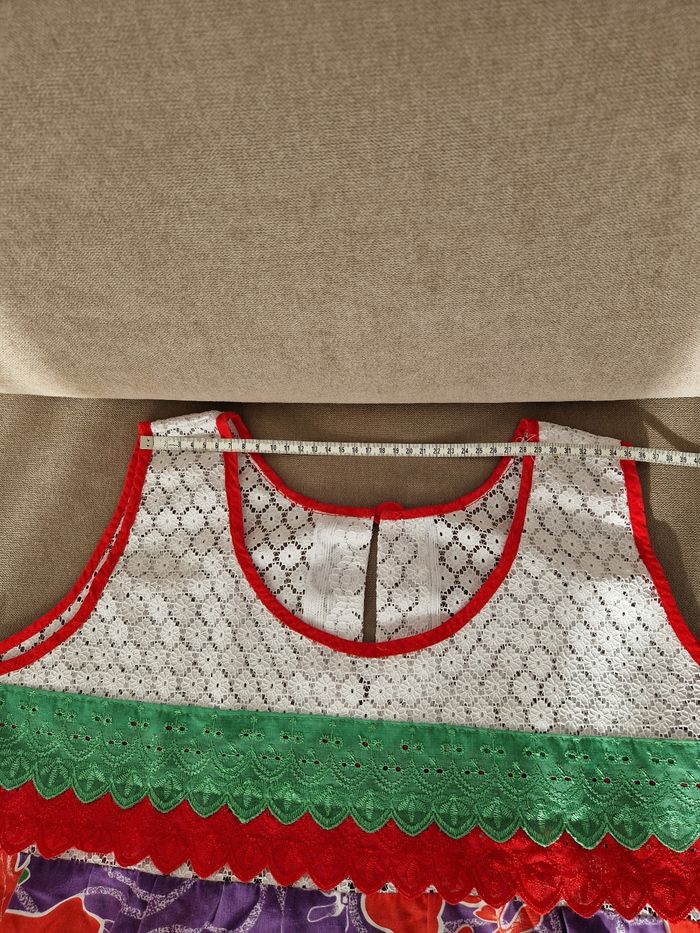 Robe polynésienne violette à fleurs rouge à détail dentelle - photo numéro 7