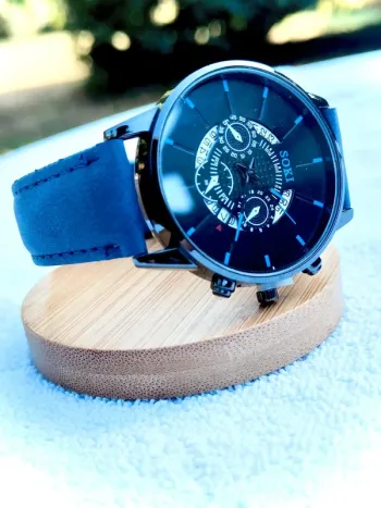 Montre intégrale bleue, fond noir, léger