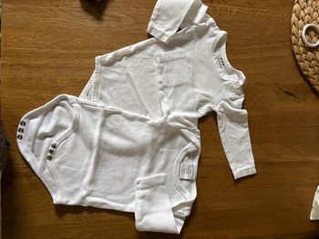 Lot 2 bodies Blancs manches longues