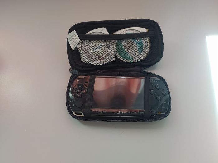 Playstation portable (PSP) de marque Sony 2004 en très bon état + 5 jeux assortis + batterie neuve +Chargeur neuf - photo numéro 2