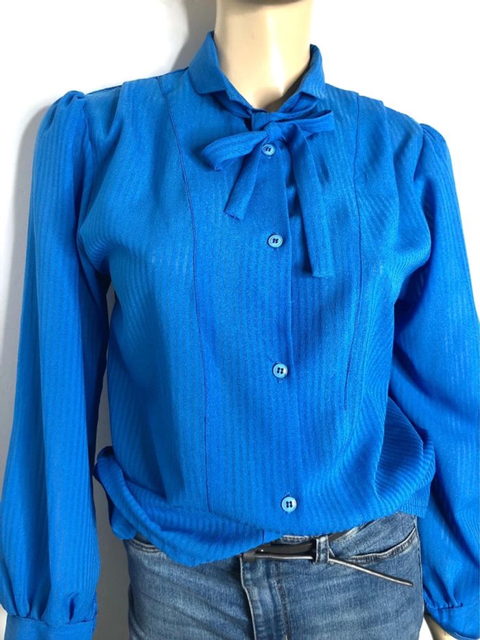 Très beau chemisier col lavaliere vintage bleu taille 36/38 estimée (voir mesures)