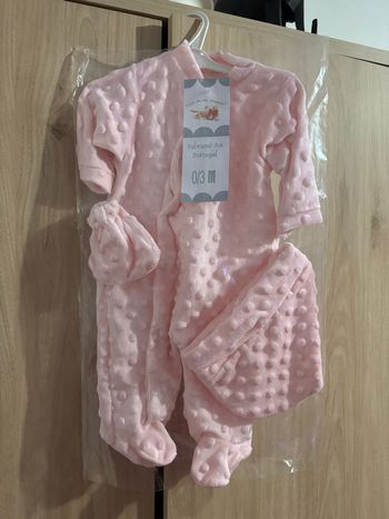 Ensemble de vêtements minky pour bébé. Tenue de naissance avec chaussons et bonnet, rose.