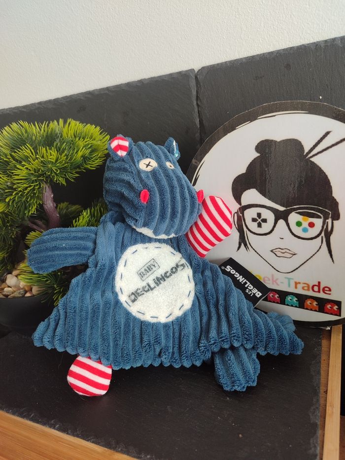 Doudou plat Hippipos hippopotame Les deglingos bleu rouge côtelé jute DD003395