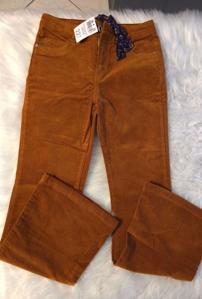 Neuf (non porté)🏷🥰😍 superbe pantalon velours 9ans fille 😍🥰🤩