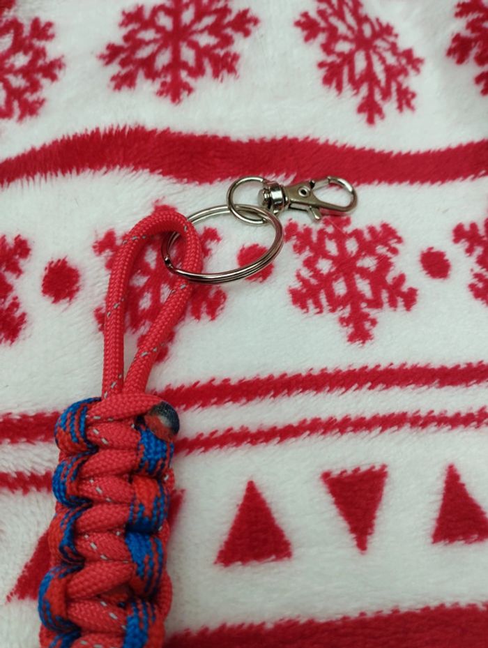 Porte clés en paracorde fait main bleu et rouge - photo numéro 3