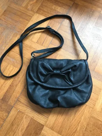 Petit sac noir avec noeud