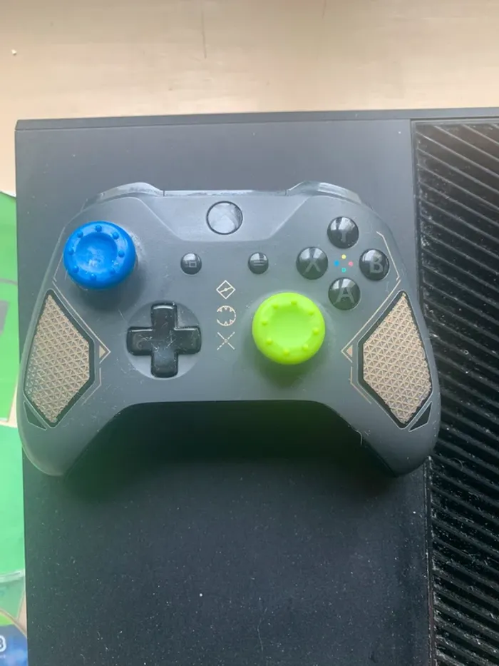 Xbox one noir / jeu FI 2018 / manette édition collector spécial patrol tech - photo numéro 4
