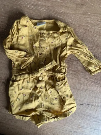 Combishort moutarde fleuri Tape à l'oeil 3 mois comme neuve