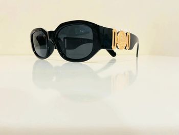 Lunette de soleil mixte noire et dorée uvprotection catégorie 3