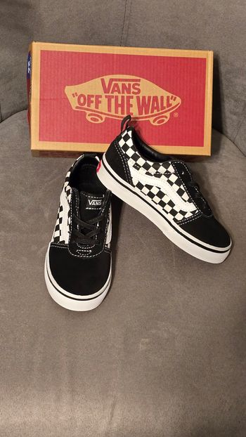 DERNIERS JOURS. ..NEUVES  (non portées)🏷🤩😍⚘️superbes  baskets VANS mixtes Pointure 26 (lacets élastiques)😍🤩⚘️🏷👍